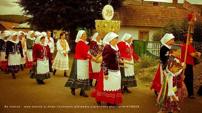Strachocina: Polish Folk Costume © Esanok.