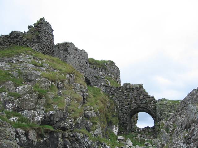 The ruins of Dun Sgathaich Castle - and former warrior school? By John Allan (http://www.geograph.org.uk/photo/218475)