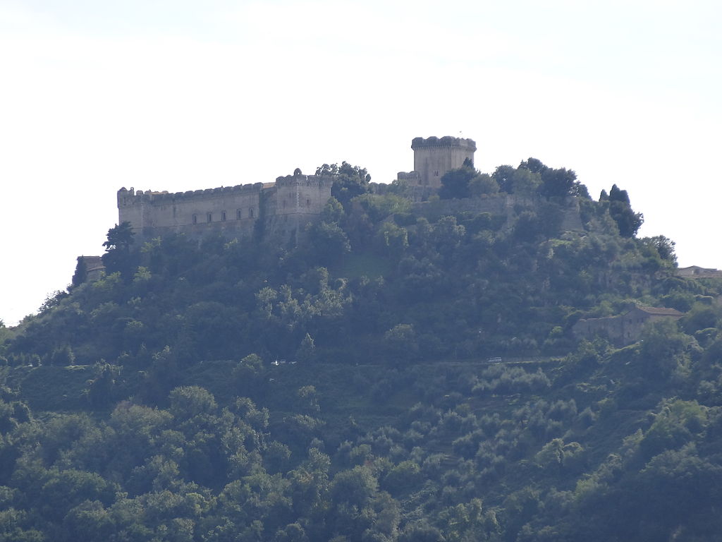 Castello Caetani, Sermoneta, Italy © By Livioandronico2013 - Own work, CC BY-SA 3.0, https://commons.wikimedia.org/w/index.php?curid=29008253