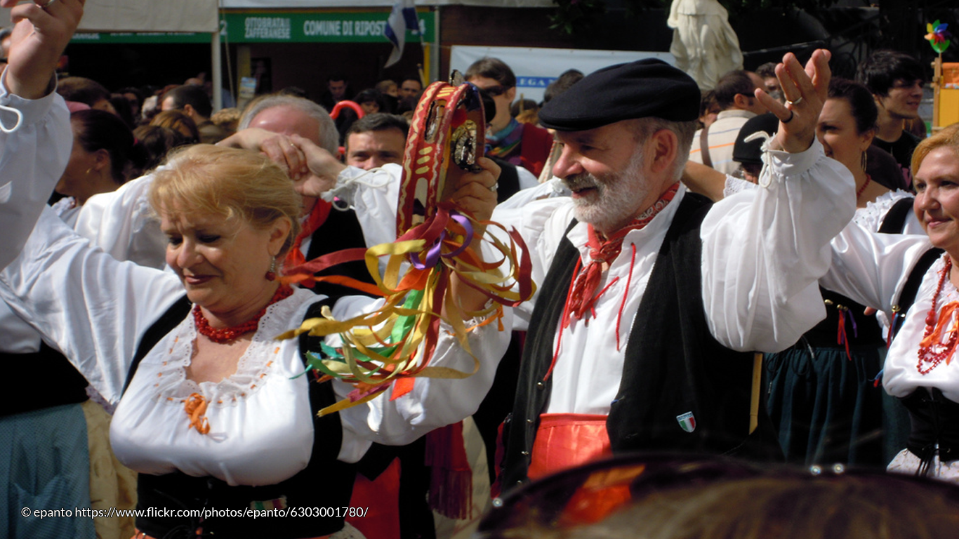 Folklore Dancers Performing the Tarantella at Ottobrata Zafferanese © epanto https://www.flickr.com/photos/epanto/6303001780/