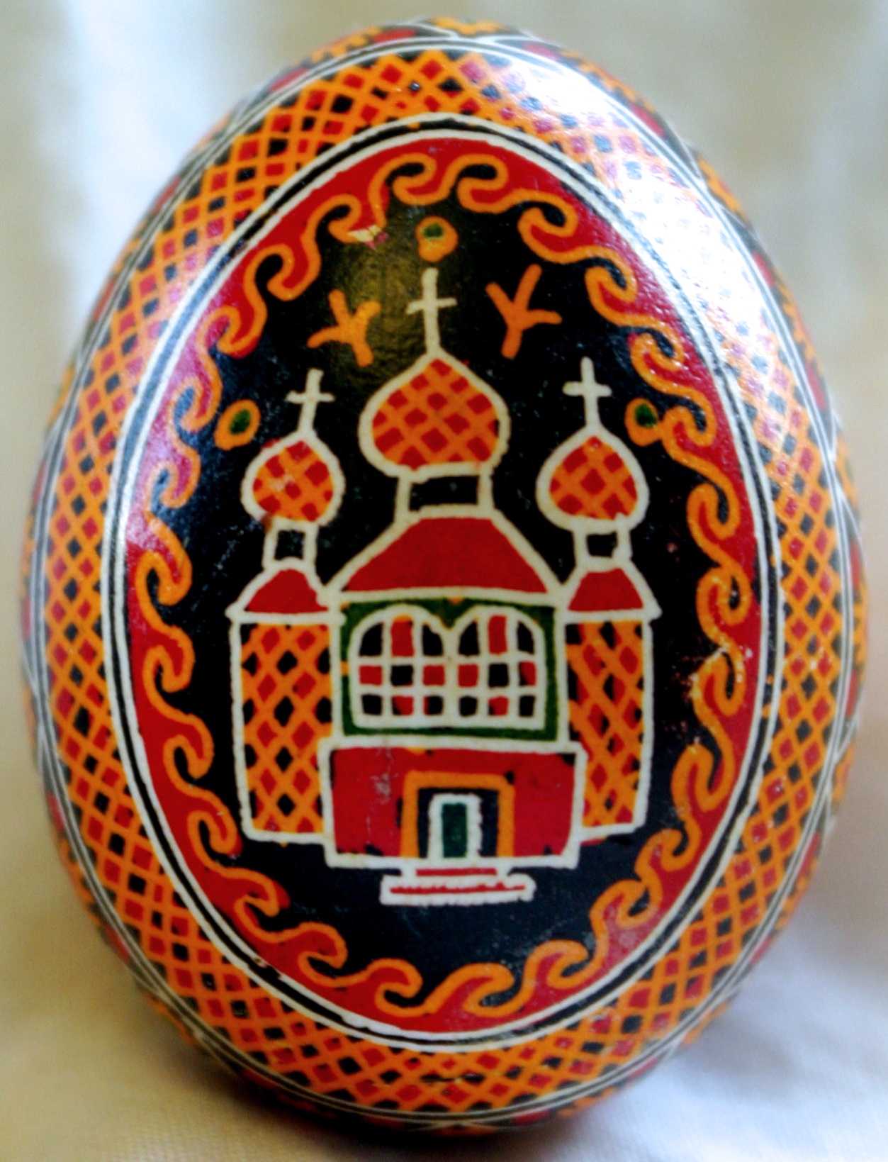An example of a traditional Ukrainian pysanka from the village of Kosmach in Ivano-Frankivsk. (By Lubap - Own work, CC BY-SA 4.0, https://commons.wikimedia.org/w/index.php?curid=38546959)