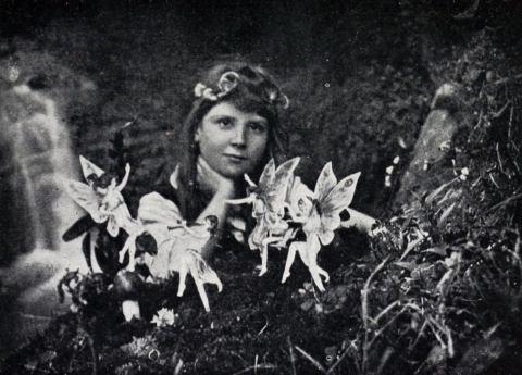 Frances Griffiths with the alleged Cottingley Fairies in 1917 By Elsie Wright (1901–1988) - https://en.wikipedia.org/w/index.php?curid=18803979