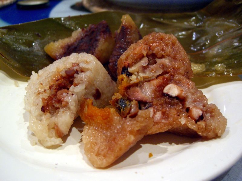 Hokkien, Nyonya and Red Bean Zong zi © By Alpha, CC BY-SA 2.0, https://commons.wikimedia.org/w/index.php?curid=6584555