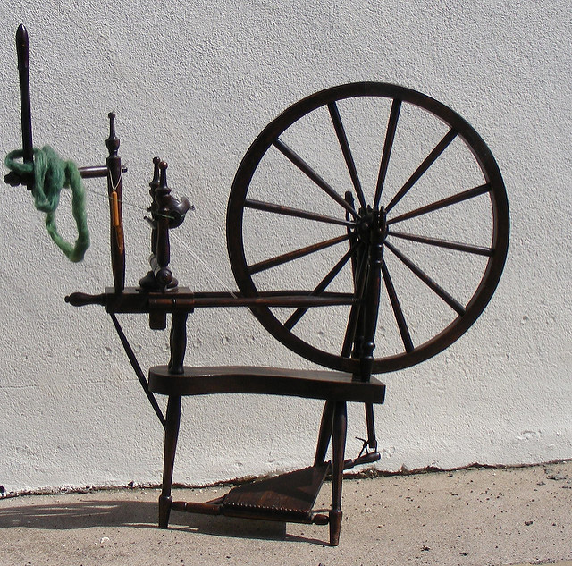 What you think of as a traditional spinning wheel © Freyalyn Close-Hainsworth https://c1.staticflickr.com/4/3827/9419551257_4c1e81c244.jpg