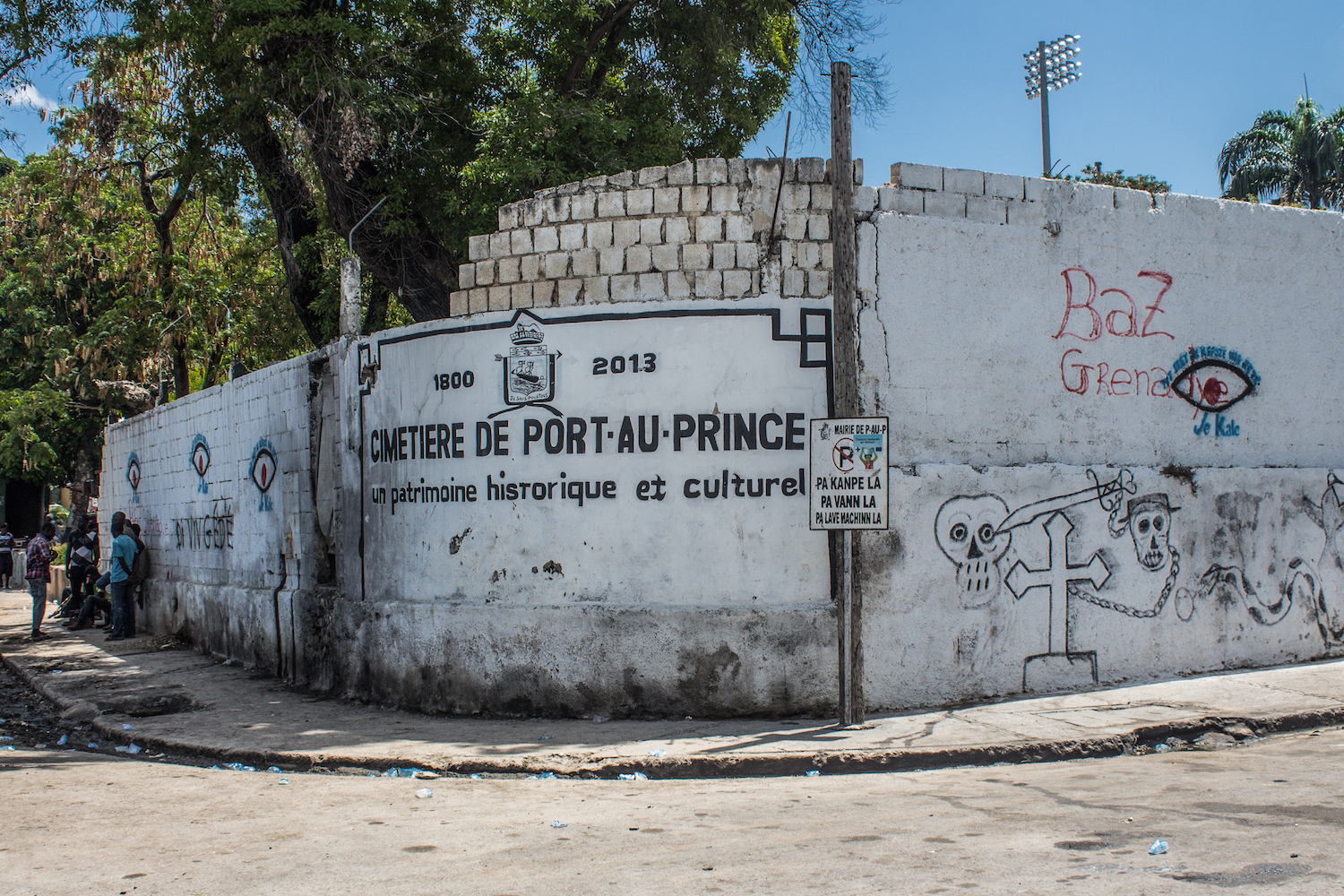 A painted sign announces the Cimetière de Port-au-Prince © Darmon Richter http://www.thebohemianblog.com/2015/04/haitian-vodou-port-au-prince.html
