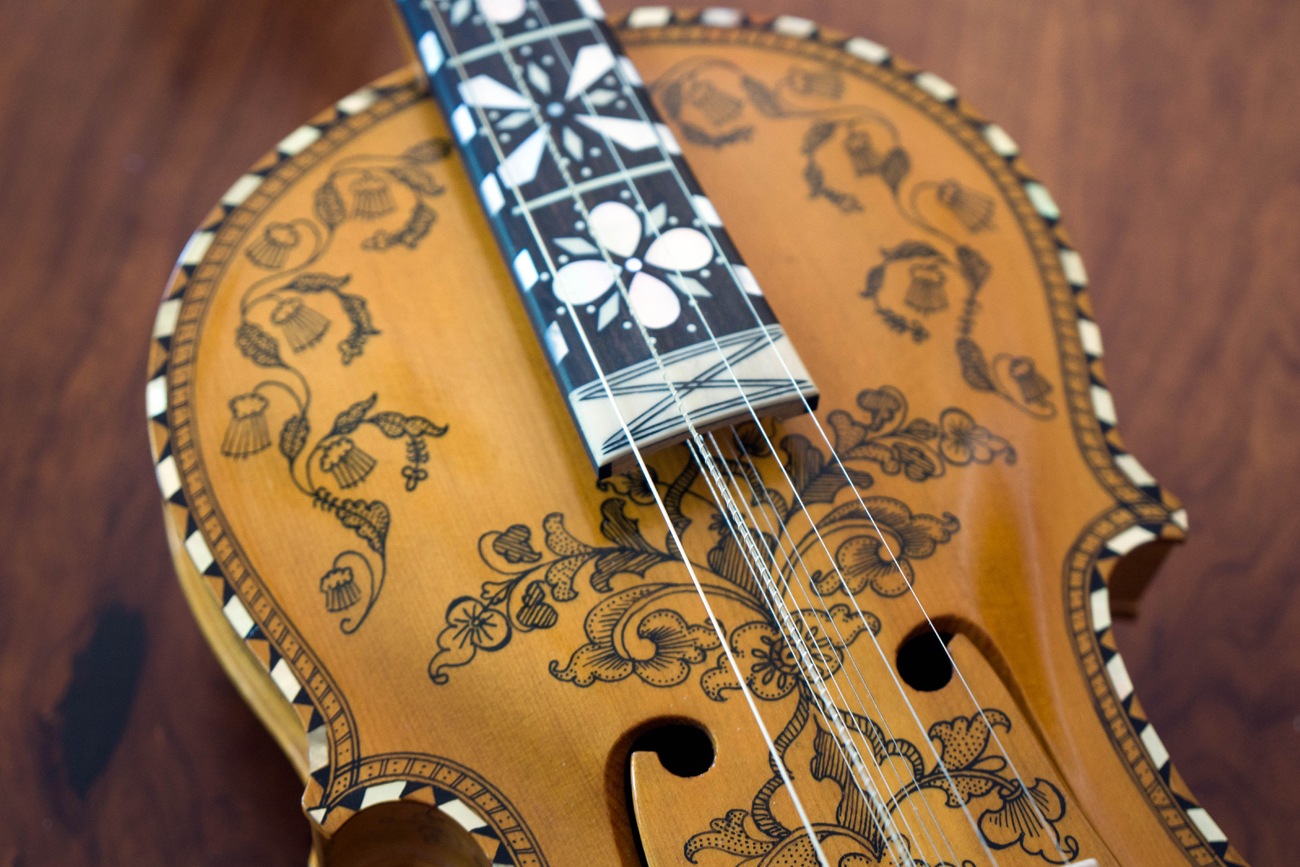 A close-up of David Listug’s Hardanger fiddle. © Marcus Cederström