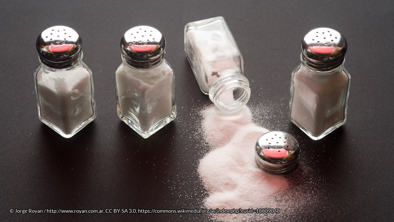 Salt shakers in a row, with one falling over © Jorge Royan / http://www.royan.com.ar, CC BY-SA 3.0, https://commons.wikimedia.org/w/index.php?curid=18809048