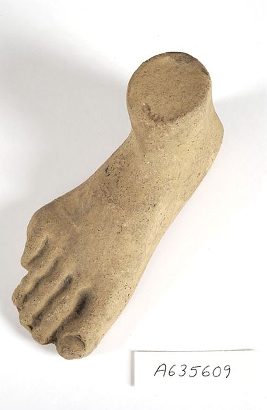 A clay-backed foot. Roman votive offering (CC BY 4.0) https://wellcomecollection.org/works/htnmpsfz?query=Clay+Roman+votive+foot
