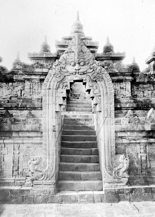 Kirtimukha of 9th century Javanese Sailendra Borobudur portal, Indonesia. By Tropenmuseum, part of the National Museum of World Cultures, CC BY-SA 3.0, https://commons.wikimedia.org/w/index.php?curid=8609008