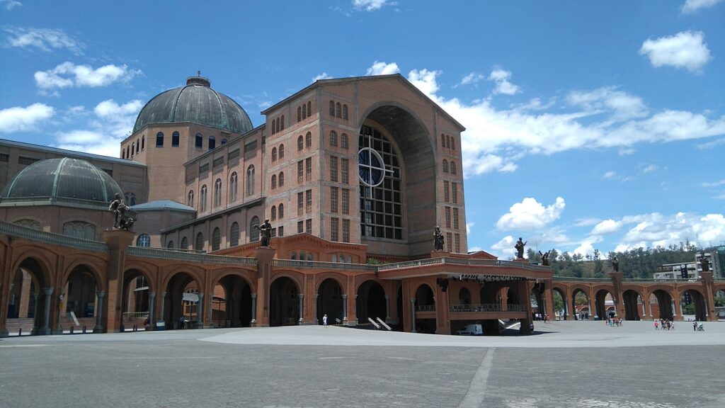 Basílica de Nossa Senhora Aparecida, Entrance. By Mr Yukio - Own work, CC BY-SA 4.0 https://commons.wikimedia.org/w/index.php?curid=76304206 
